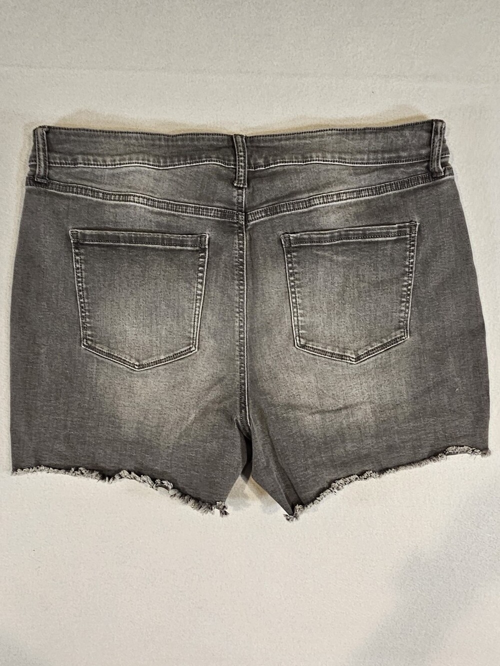 Nine West Women's Distressed Gray Wash Denim Shorts Size 16 With Raw Frayed Hem - Picture 2 of 11